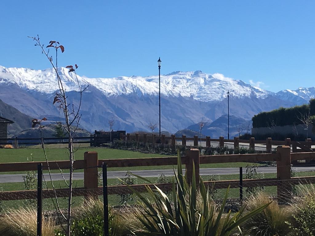 Minaret Ridge Retreat Hotel Wanaka Bagian luar foto